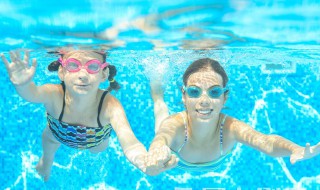 游泳在水里怎么起来 在水里游泳怎么站起来