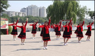 广场舞十四卡字步怎么跳 请看回答