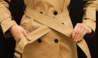 大衣系带方法一个扣 环扣式风衣腰带系法