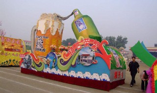 彩车是怎么行驶的 彩车的动力来源是什么