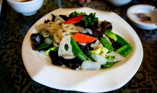 山药木耳藕片的做法 很适合下饭的一道菜