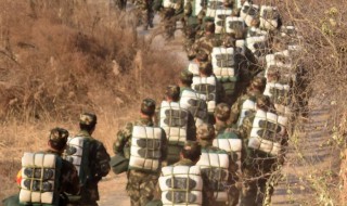 野外拉练怎样背被子 请看回答