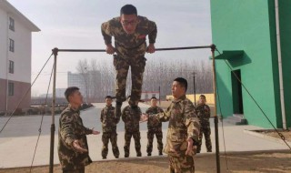 单杠卷腹上速成技巧 教你一招吧