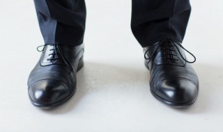 皮鞋雨天泡了怎么处理 皮鞋雨天泡了处理的方法