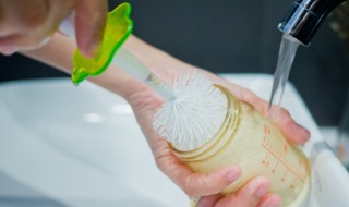 洗玻璃瓶方法 教你如何清洁窄口玻璃瓶