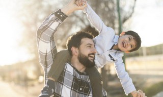 爸爸的肩膀温暖的句子 表达爸爸的肩膀温暖的说说