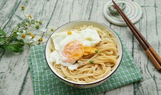鸡蛋煮挂面的家常做法 煮面卧鸡蛋不散秘诀