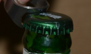 开汽水瓶盖不用开瓶器的方法 开汽水瓶盖不用开瓶器有什么方法