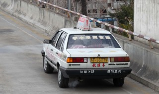 上坡起步如何定点 半坡起步定点停车技巧