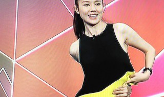 反手摸肚脐要怎么做到