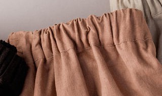 卡其色百褶裙搭配什么颜色上衣 怎么搭配卡其百褶裙