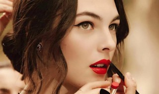 唇线笔怎么画 美MM大秀唇线笔画法步骤