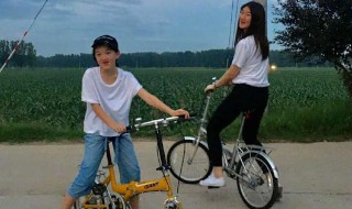 李嫣的堂姐也是兔唇吗 李嫣与堂姐合影两人容貌像极了