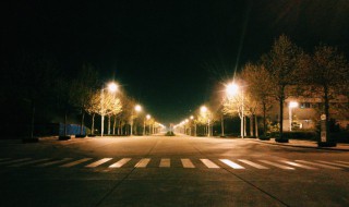 孤独的夜晚一个人说说 孤独的夜晚一个人说说有哪些