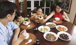 陪家人吃饭幸福的句子 陪家人吃饭幸福的句子怎么写