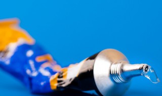 502弄衣服上怎么洗 最简单的方法是这样的