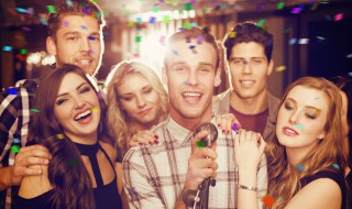 老同事聚会的心情短语 表达老同事相聚的心情短语都有什么?