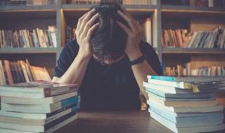 抓耳挠腮的反义词 抓耳挠腮的反义词是什么