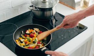 油锅起火不正确的扑救方法是什么 油锅起火不正确的扑救方法