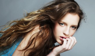 卷发发型打理技巧方法 热烫卷发发型打理技巧方法