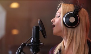 永隔一江水歌词 永隔一江水歌曲歌词介绍