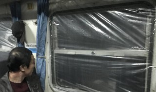 窗户订塑料布方法 有两种方法