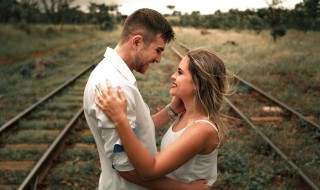 一句话让男人主动联系你 应该这样做