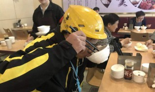 写外卖小哥的暖心话语 怎么写出他们的辛苦