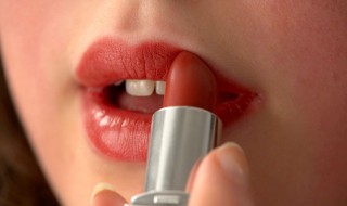 涂口红不掉的方法 怎么涂口红不掉色