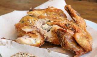 叫花鸡与哪两位历史人物有关 叫花鸡的名字是怎么来的