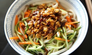 家常炸酱面的简单做法 在家怎么做炸酱面