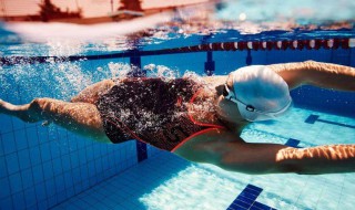 自由游泳换气技巧 自由泳如何换气