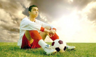 足球如何踢出高远球 这些要领很重要