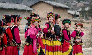 彝族女人怎样招待客人 原来是拿这个招待的