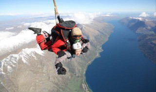 跳伞一次多少钱 关于跳伞运动的简介