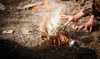 最简单的生火方法 野外如何快速生火