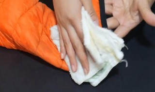 羽绒服发黄怎么清洗更干净 羽绒服发黄怎么洗