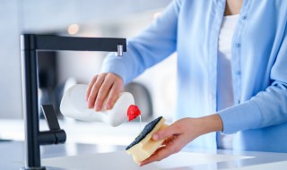 鞋粘到胶如何清洗干净 鞋粘到胶清洗的方法