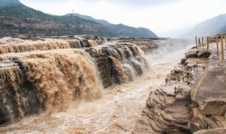 瀑布从上游山峡倾泻下来就像什么 瀑布从上游山峡倾泻下来就像什么的句子有哪些呢