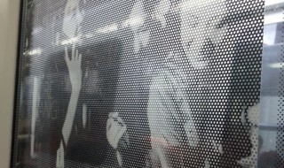 单孔透能不能贴玻璃里面 单孔透能贴玻璃里面吗