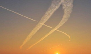 飞机后面的白线怎么回事 是尾迹云