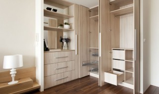 定制衣柜是不是压在地板上面 你家的衣柜是这样吗