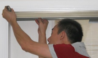 衣柜门安装方法 两个人配合会更容易