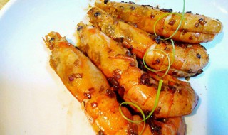 白葡萄酒焖虾如何做 白葡萄酒焖虾的做法