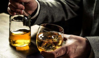 形容酒杯的经典句子 形容酒杯的经典句子有什么