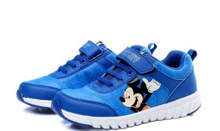 蓝色的鞋子配什么颜色的裤子 蓝色的鞋子搭配裤子颜色有哪些