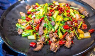 如何做鸽子炒咸菜 炒鸽子的做法