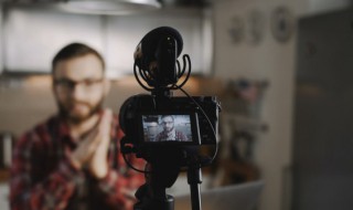 拍蓝底证件照穿什么颜色衣服好 拍蓝底证件照穿衣服的颜色介绍