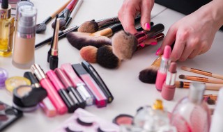 化妆品蹭到衣领怎么洗 化妆品蹭到衣领应该怎么洗掉