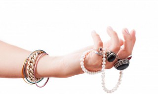 戒指卡手上怎么弄下来 戒指卡手上如何弄下来